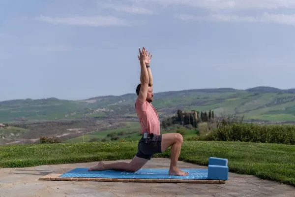 یادگیری حرکات یوگا برای مقابله با استرس