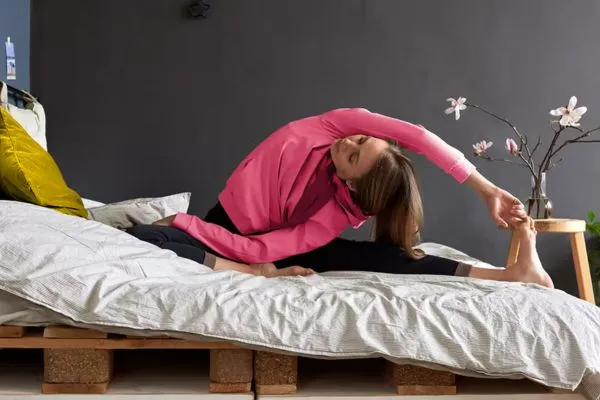 آموزش ساده‌ترین حرکات یوگا برای خواب بهتر