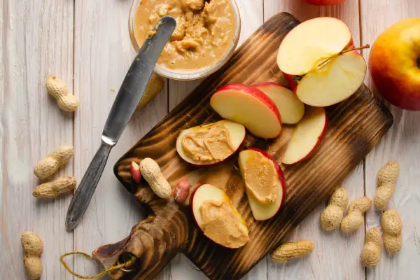  سیب و کره بادام زمینی به عنوان میان وعده رژیمی برای محل کار