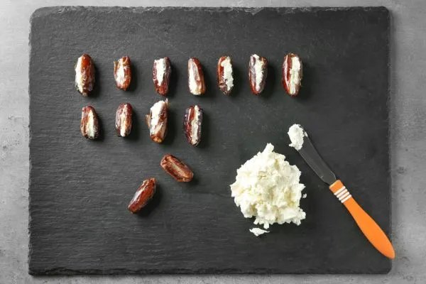 روش تهیه دسر خرما و پنیر بز