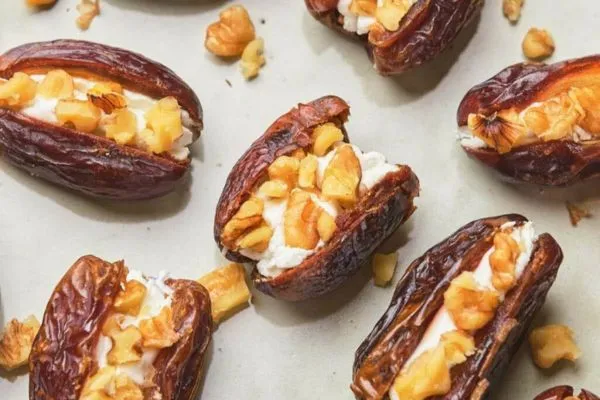 استفاده از گردو به‌عنوان طعم دهنده دسر خرما و پنیر بز