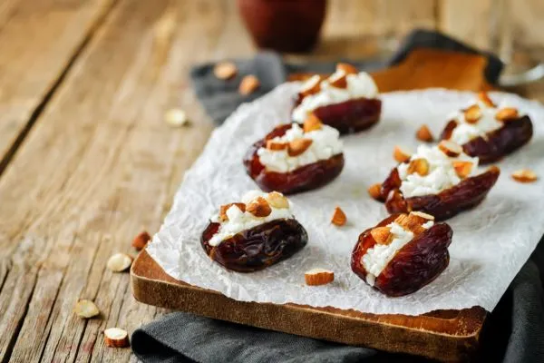 دسر خرما و پنیر بز میان‌وعده سالم و مغذی