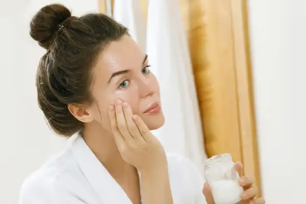 رطوبت‌رسانی روغن نارگیل برای صورت